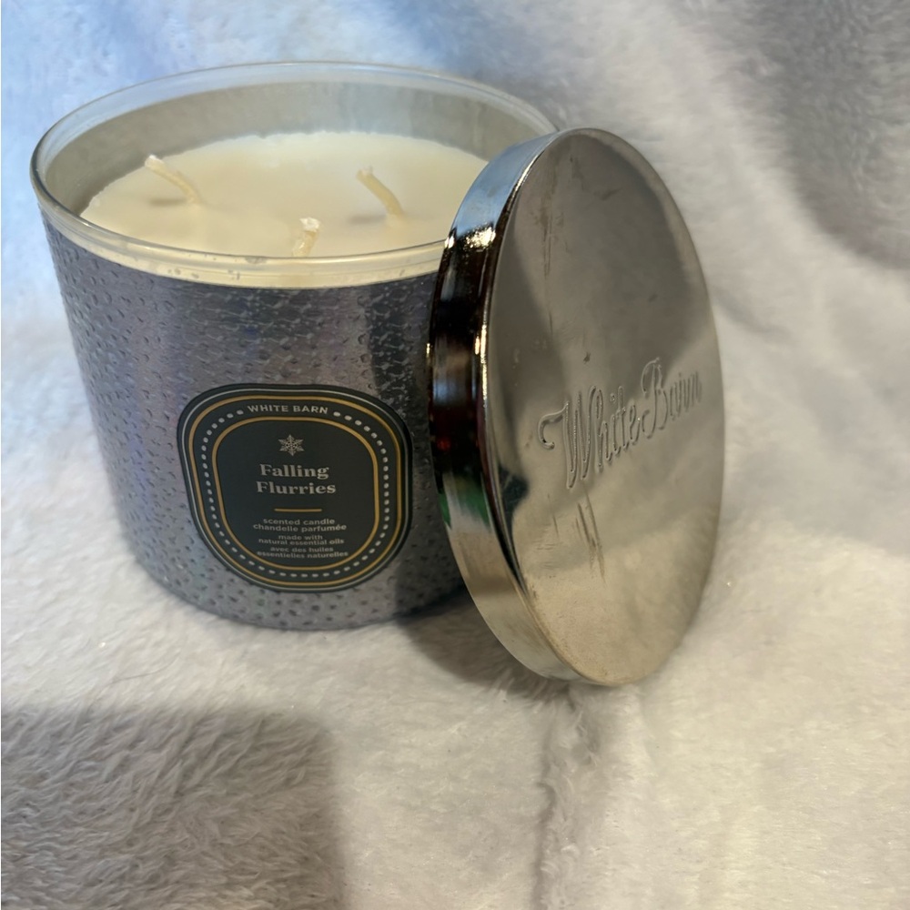 Bath and Body Works White Barn Falling Flurries Candle with Silver Lid